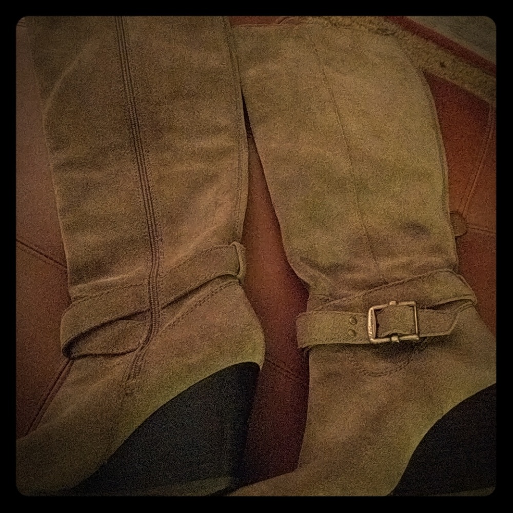 Beautiful BCBG SUEDE BOOTS .SZ8.
